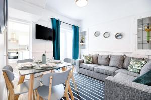 sala de estar con mesa y sofá en Chesshyre Accommodation - TV in Every Bedroom!, en Swansea