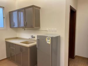 Kuchyň nebo kuchyňský kout v ubytování ليلة مبيت للشقق المخدومة خلف مستفى قوى الامن + 7 fotografií