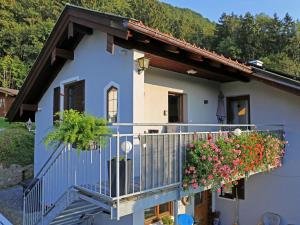 a house with a balcony with flowers on it at Ferienwohnungen Mittermayer in Aschau im Chiemgau