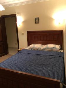 um quarto com uma cama grande e um edredão azul em LA VISTA Ain Elsokhna 1&2 Chalet em Ain Sokhna