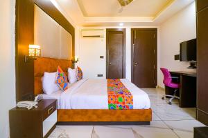 Pokój hotelowy z łóżkiem i biurkiem w obiekcie FabHotel Kiara The Private Suites w mieście Gurgaon