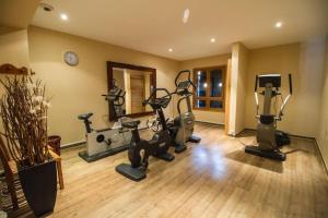 ein Fitnessstudio mit mehreren Heimtrainern in einem Raum in der Unterkunft Arc 1950 - Résidence Hameau du Glacier in Bourg-Saint-Maurice