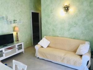 - un salon avec un canapé et une télévision dans l'établissement DELIZIOSA CASA AL CENTRO STORICO DI MARSALA, à Marsala