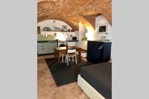 cocina y sala de estar con cama y mesa en LaPalma2.0, en Ivrea