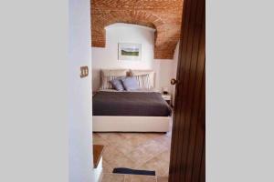 una camera con letto e muro di mattoni di LaPalma2.0 a Ivrea