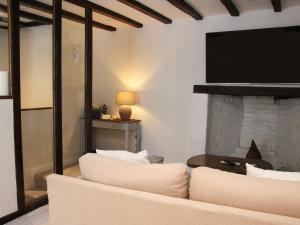a living room with a couch and a fireplace at Hazel Cottage in Bridgnorth