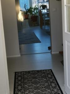 a hallway with a rug on the floor of a house at Pajala, talo aavan reunalla in Nivala