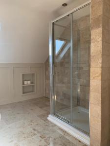 A bathroom at Wild Atlantic Breeze Guesthouse