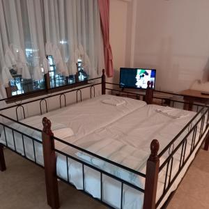 Posteľ alebo postele v izbe v ubytovaní ΜΑΡΟΥ ROOMS