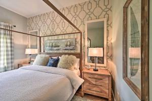 En eller flere senge i et værelse på Charming Cottage Less Than 1 Mi to Owls Nest Resort!