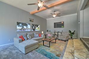 un salon avec un canapé et une table dans l'établissement Spacious Granbury Home with Lakefront Outdoor Oasis!, à Granbury
