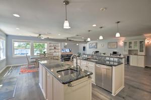 une cuisine avec un évier et un plan de travail dans l'établissement Spacious Granbury Home with Lakefront Outdoor Oasis!, à Granbury