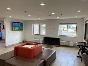 a living room with a couch and a tv at Relax Inn in Franklin