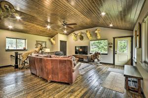 una sala de estar con sofá y animales en el techo en Grand Slam Ranch Hike and Fly Fish On-Site!, en McLeod