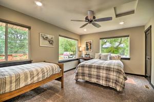 Un dormitorio con dos camas y un ventilador de techo. en Grand Slam Ranch Hike and Fly Fish On-Site!, en McLeod