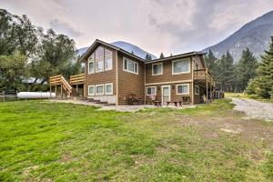 una gran casa de madera con montañas en el fondo en Grand Slam Ranch Hike and Fly Fish On-Site!, en McLeod