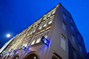 een gebouw met een bord aan de zijkant bij Bliss Hotel Singapore in Singapore