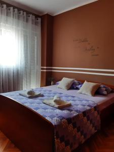 um quarto com uma cama com toalhas e chapéus em Apartment Gloria em Zadar