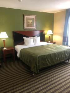 Postel nebo postele na pokoji v ubytování Quality Inn Baytown - Houston East