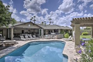 Afbeelding uit fotogalerij van Scottsdale Desert Dream Home with Pool and Grill! in Phoenix