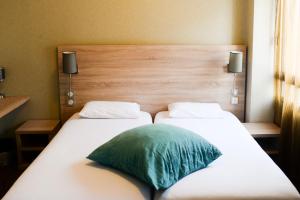 Llit o llits en una habitació de Kyriad Auray