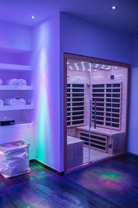 Dieses lila Zimmer verfügt über eine Dusche und einen Regenbogen. in der Unterkunft Spalace in Cuincy