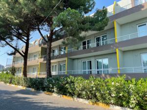 ein Apartmenthaus mit Bäumen davor in der Unterkunft TALEN OTEL in Istanbul