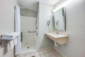 Baðherbergi á Quality Inn Poughkeepsie