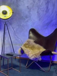 ヴァルトブレールにあるHotel Boxbergの黒い椅子(テーブルの横に毛皮のソファ付)