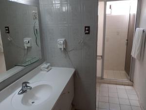Koupelna v ubytování Leo Hotel
