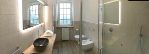 y baño con lavabo, aseo y ducha. en OAK TREE 114 BnB, en Castelfidardo