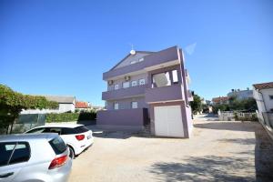 uma casa com dois carros estacionados em frente em City apartment 4You em Zadar