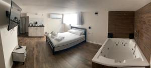 Gallery image of Hermitage Hotel in Bat Yam