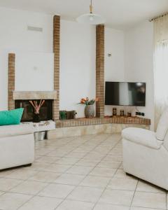 sala de estar con chimenea y TV en Villa Santimone, en Éboli