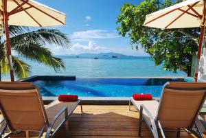 vistas al océano desde el patio del complejo en Villa Labaron en Koh Samui