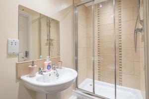 een badkamer met een wastafel en een douche bij Apartment 10 in Worksop