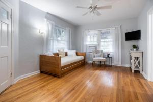 uma sala de estar com um sofá e uma ventoinha de tecto em Cozy Apartments in the Triplex House, Historic District of Orlando em Orlando