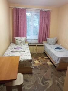 2 camas en una habitación con ventana en Hotel Pivdennyi, en Oleksandriya