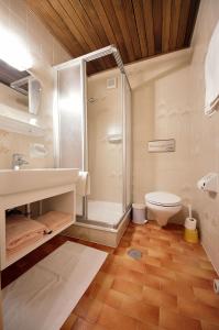 Koupelna v ubytování Appartamenti Pastüres