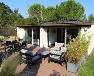 una terraza con sillas y muebles. en Gîte et maison de vacances Campagne Valérie, en Aix-en-Provence