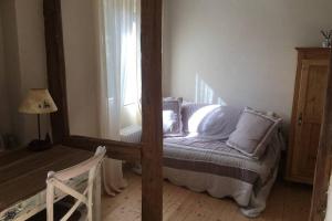 una camera con letto e finestra di La Maison du Rempart a Eguisheim