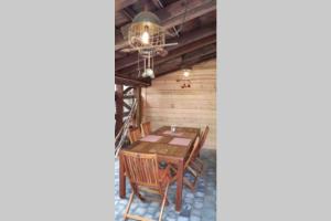 una sala da pranzo con tavolo e sedie in legno di La Maison du Rempart a Eguisheim