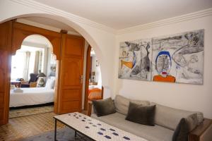 un soggiorno con divano e una camera da letto di Vue Imprenable Le balcon de tanger a Tangeri
