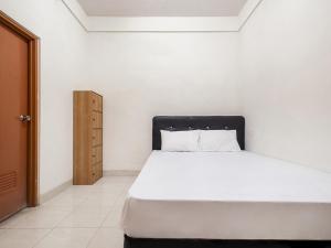 
A bed or beds in a room at OYO Life 2807 Nusa Indah Kost Putri
