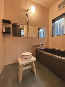 Machiya Kikunoya tesisinde bir banyo