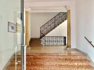 una escalera en una casa con entrada de cristal en Appartamento Bolzano Centro Talvera, en Bolzano