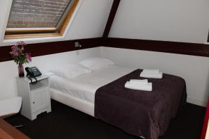 Een bed of bedden in een kamer bij Hotel de Gaaper