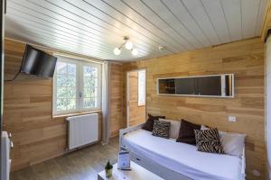 La Sapinière St Lary Soulan في سانت لاري سولون: غرفة بها سرير وتلفزيون على الحائط