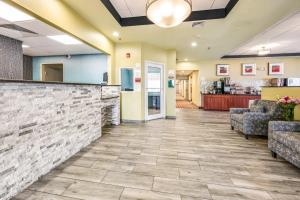 Kuchyň nebo kuchyňský kout v ubytování Rodeway Inn Poughkeepsie