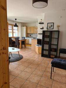 een keuken en een woonkamer met een tafel en stoelen bij Ferienwohnung Scandella Otto und Monika in Sent